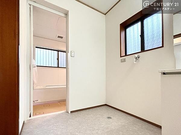 小窓付きの明るい洗面室です！湿気もすぐに入れ替えができて清潔に保つことができます！自然光が差し込むのでお化粧の仕上がりも良くなりますね！