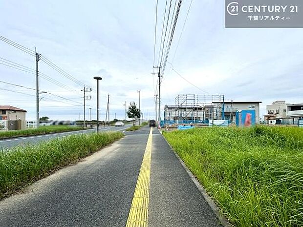 落ち着いた街並みが広がる閑静な住宅街に位置し、穏やかで心安らぐ暮らしを叶える住環境です。