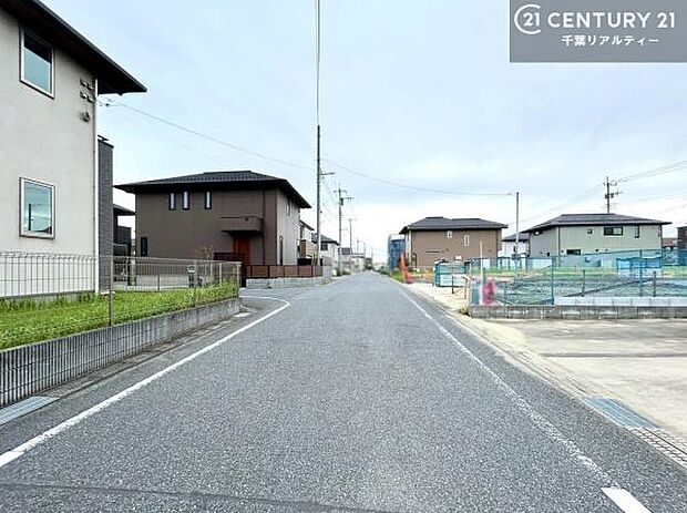 落ち着いた街並みが広がる閑静な住宅街に位置し、穏やかで心安らぐ暮らしを叶える住環境です。