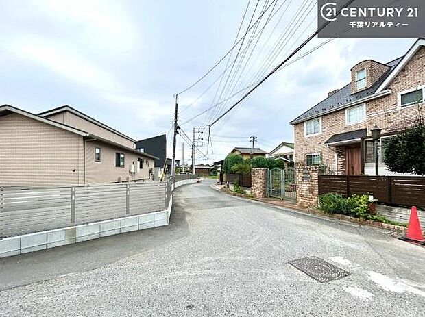 落ち着いた街並みが広がる閑静な住宅街に位置し、穏やかで心安らぐ暮らしを叶える住環境です。