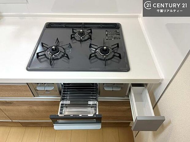 コンロは三口あるのでお料理の同時進行ができます。もちろんグリル付きです。調理スペースも広々している為作業がしやすい!使い勝手が良いシステムキッチンです!(施工例)