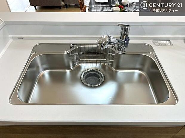 ワイドなシンクですね!水が跳ねにくく洗物がしやすい家事が楽々仕様のシステムキッチンです!デザイン性と機能性を兼ねたキッチンで清潔感がありますね!【同仕様】