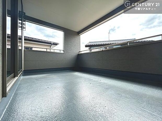 インナーバルコニー!屋根が付いているので、急に雨が降っても濡れにくく安心!強い日差しもカットしてくれるので、お天気の良い日は、お外へ出て深呼吸するのもよさそうです!