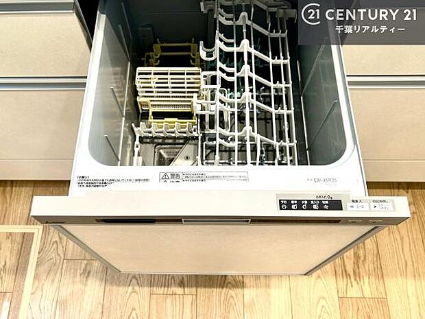 食洗機付きのキッチンです!忙しい時や手荒れ防止として大変活躍する便利な仕様!ビルトインなのでキッチンの場所を取らず調理スペースを広く使うことが出来ます!