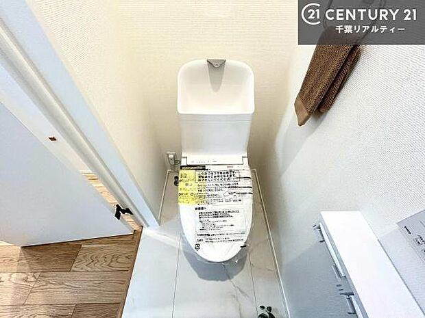 1・2階にトイレがございます!朝の忙しい時間帯も待たずにすみそうですね。白を基調とした清潔感のあるトイレでお手入れがしやすいです!