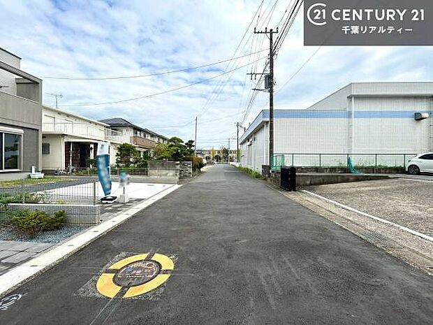 落ち着いた街並みが広がる閑静な住宅街に位置し、穏やかで心安らぐ暮らしを叶える住環境です。
