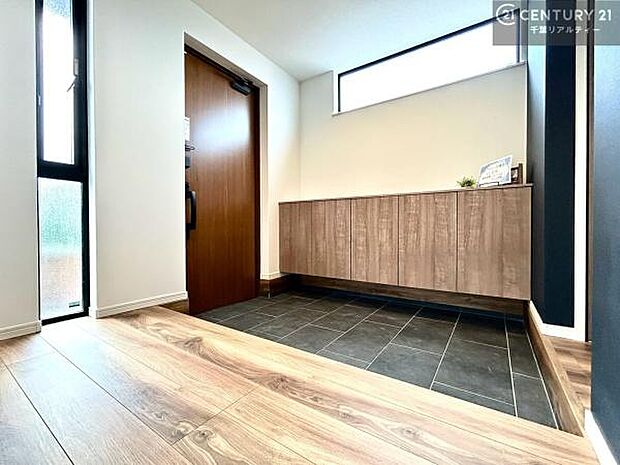 広々とした玄関にはシューズボックスを完備。ご家族分の靴をすっきり収納でき、いつでも気持ちよくお客様を迎えられます。