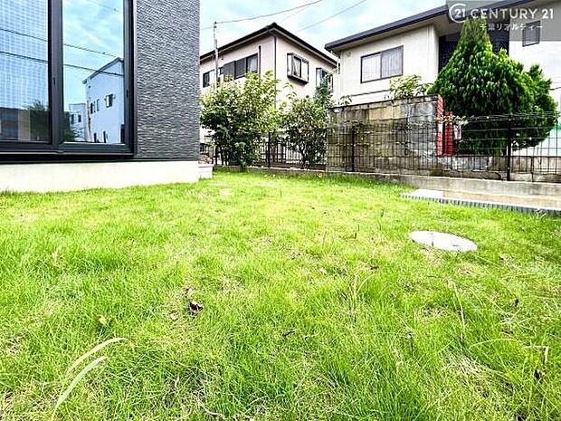 陽当たり良好なお庭です!晴れた日には青い空を見渡せる開放的な時間を楽しめます。ガーデニングや家庭菜園も楽しめます!