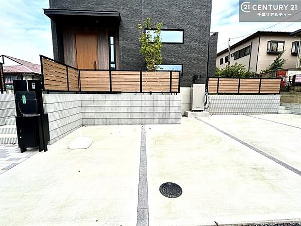 ポスト一体型宅配ボックス!玄関周りをすっきり見せつつ、再配達のストレスなく荷物を確実に受け取れる点が最大の特徴です。防犯性が高く、大型メール便にも対応可能!