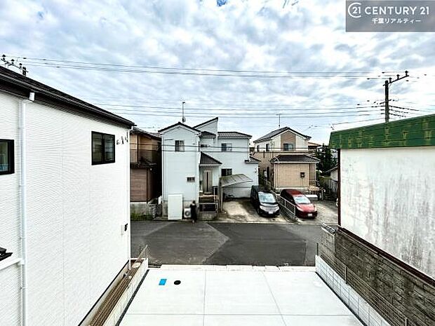 落ち着きある住宅街です!周囲には高い建物がなく、空が広く開放感があり、陽当たりを大きく遮られることもありません!気持ちの良い風が通り抜ける街並みです!