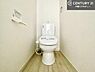 トイレ：1・2階にトイレがございます！朝の忙しい時間帯も待たずにすみそうですね。白を基調とした清潔感のあるトイレでお手入れがしやすいです！