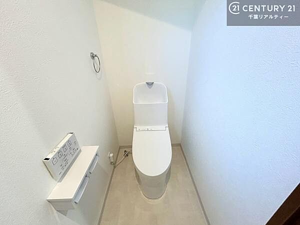 清潔感のある色味のお手洗いです！さわやかでスッキリする空間です！白を基調としているので、お手入れがしやすいトイレです！