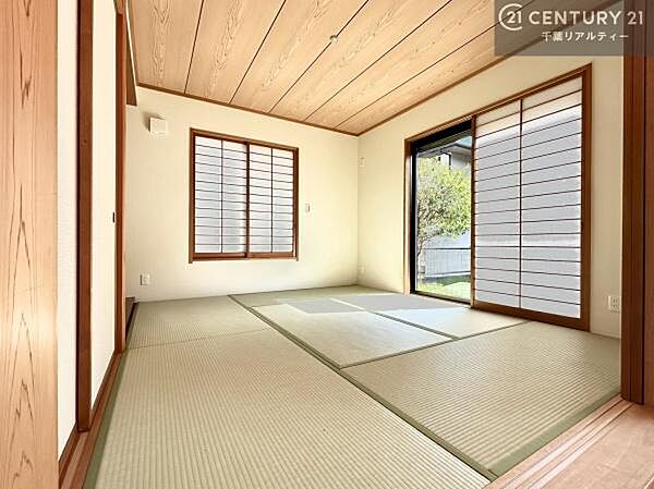 リビングと隣接している和室です！客間としてはもちろん、家事の休憩スペースとして使用するのもいいですね！