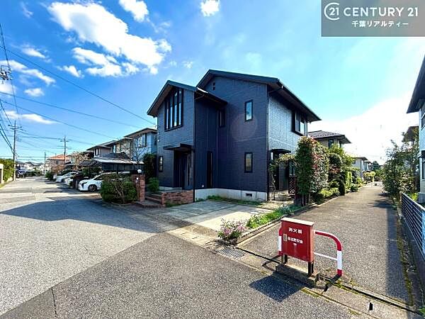 落ち着いた街並みが広がる閑静な住宅街に位置し、穏やかで心安らぐ暮らしを叶える住環境です。