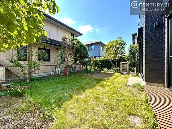 陽当たり良好なお庭です！晴れた日には青い空を見渡せる開放的な時間を楽しめます。ガーデニングや家庭菜園も楽しめます！
