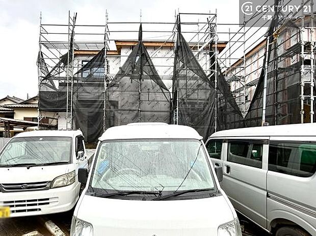 落ち着きある住宅街、周囲には高い建物がなく、空が広く開放感があり、陽当りを大きく遮られることもありません。気持ちの良い風が通り抜ける街並みです