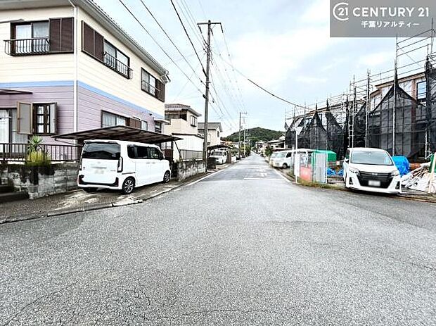 落ち着いた街並みが広がる閑静な住宅街に位置し、穏やかで心安らぐ暮らしを叶える住環境です。