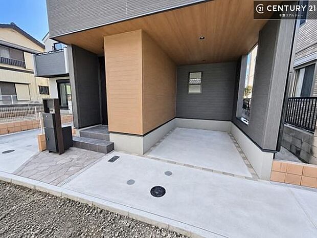 ビルトインガレージの駐車場は、雨や風から車を守ってくれるので大切に管理ができるので安心!