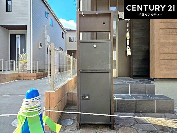 ポスト一体型宅配ボックス!玄関周りをすっきり見せつつ、再配達のストレスなく荷物を確実に受け取れる点が最大の特徴です。防犯性が高く、大型メール便にも対応可能!