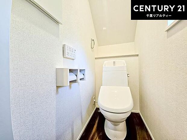 1・2階にトイレがございます!朝の忙しい時間帯も待たずにすみそうですね。白を基調とした清潔感のあるトイレでお手入れがしやすいです!