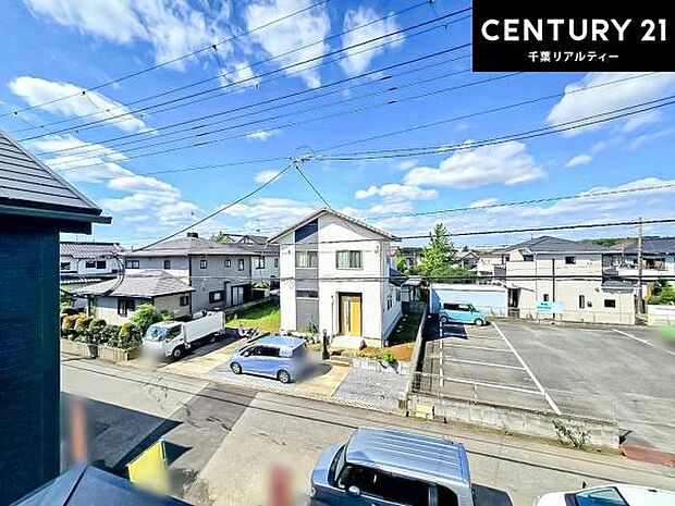 晴れた日には青い空を見渡せる開放的な時間を楽しめます。気持ちの良い風が通り抜ける街並みです!