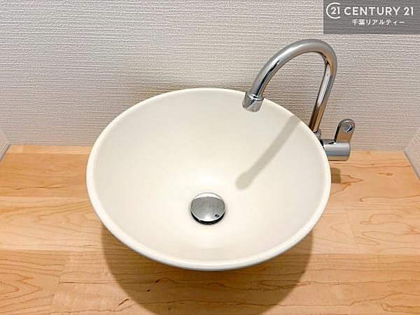 深い洗面台ボウルは、水が跳ねにくいのでお手入れが楽々！清潔感が保てます！キレイな洗面所で自分磨きのモチベーションが上がりますね！