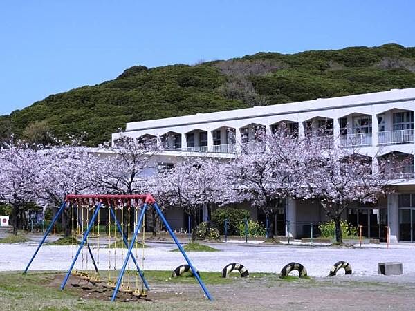 君津市立周西の丘小学校まで2012m