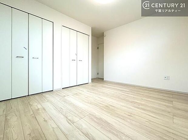 優しい光が差し込む洋室は、朝の目覚めも気持ちが良さそうですね。おうち時間もゆったりと過ごすことができます。優しい色合いのフローリングがどんな家具にもマッチします!