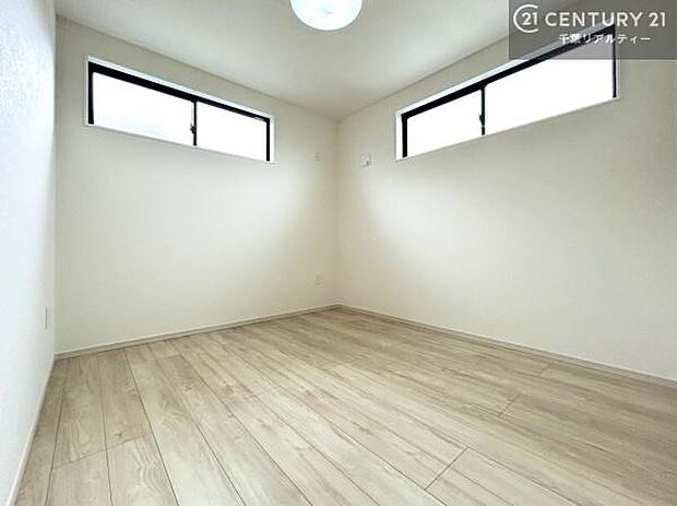 2面採光を確保した明るい室内は、風通しも良く大変居心地の良い空間となっております。リラックスして過ごせる心地の良いお部屋です!