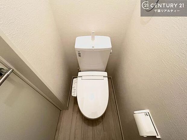 清潔感のある色味のお手洗いです!さわやかでスッキリする空間です!白を基調としているので、お手入れがしやすいトイレです!