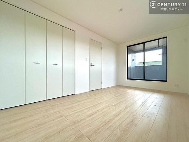 バルコニーに面している洋室です。明るく温もりがあり、換気もしっかりできます!朝起きて、外に出て背伸びをしつつ深呼吸をし良い朝を迎え入れることができます。