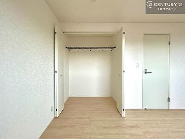各居室収納付き!急なお客様が来客しても散らかったお部屋をサッと片付けられます!お部屋のスペースが生まれゆとりあるお部屋を演出することが出来ます!
