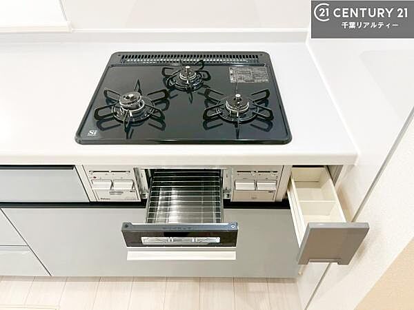 コンロは三口あるのでお料理の同時進行ができます。もちろんグリル付きです。調理スペースも広々している為作業がしやすい！使い勝手が良いシステムキッチンです！（施工例）