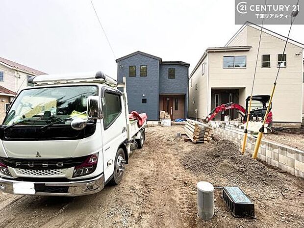 駐車スペースは2台分あります!セカンドカーはもちろん、バイクや自転車なども置き場所に困りません。