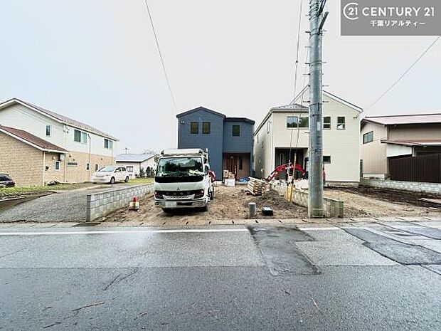 建築途中だからこそ分かる構造のしっかりさ。完成後は理想の住まいとしてお迎えします。これから仕上がる内装にも注目!新生活が楽しみになる住まいです。