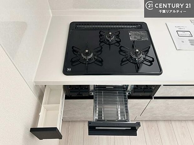 コンロは三口あるのでお料理の同時進行ができます。もちろんグリル付きです。調理スペースも広々している為作業がしやすい!使い勝手が良いシステムキッチンです!