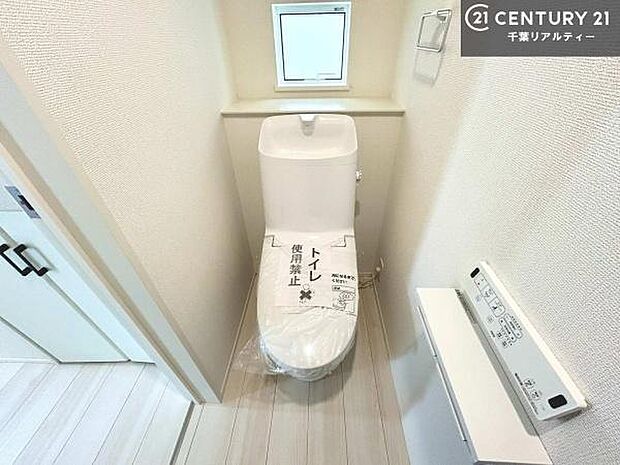 1・2階にトイレがございます!朝の忙しい時間帯も待たずにすみそうですね。白を基調とした清潔感のあるトイレでお手入れがしやすいです!