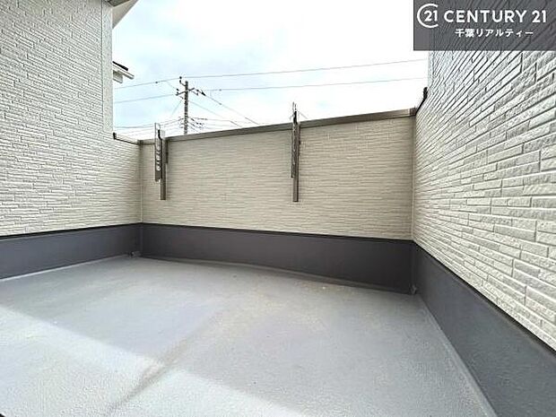 ルーフバルコニー!屋根が付いているので、急に雨が降っても濡れにくく安心!強い日差しもカットしてくれるので、お天気の良い日は、お外へ出て深呼吸するのもよさそうです!