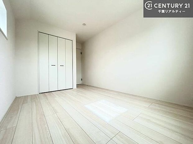 収納が充実しているからこそ、お部屋はいつも広々。掃除や片付けもラクになり、居心地の良い暮らしが続きます。