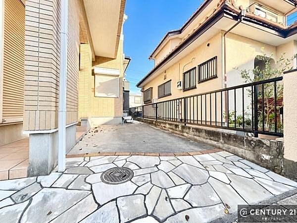 カースペース付きなのでマイカーをお持ちの方も安心ですね！ぜひ現地にてお確かめくださいませ！