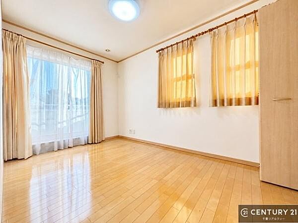 2面採光を確保した明るい室内は、風通しも良く大変居心地の良い空間となっております。リラックスして過ごせる心地の良いお部屋です！