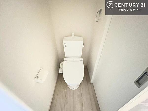 1・2階にトイレがございます！朝の忙しい時間帯も待たずにすみそうですね。白を基調とした清潔感のあるトイレでお手入れがしやすいです！