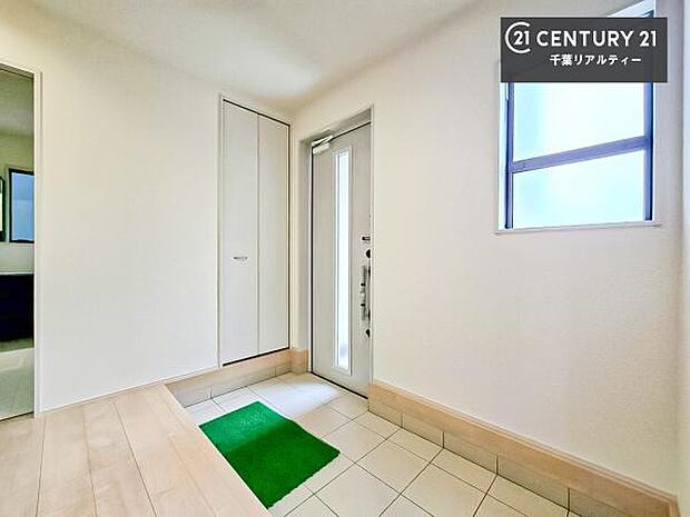 疲れて帰ってきても、ただいま!を言いたくなる、優しく迎え入れてくれる空間になっています。明るく温もり溢れる玄関です!