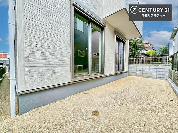 陽当たり良好なお庭です!晴れた日には青い空を見渡せる開放的な時間を楽しめます。ガーデニングや家庭菜園も楽しめます!