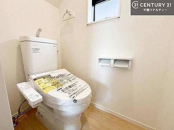 1・2階にトイレがございます！朝の忙しい時間帯も待たずにすみそうですね。白を基調とした清潔感のあるトイレでお手入れがしやすいです！