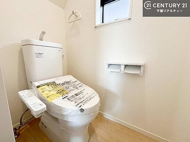 1・2階にトイレがございます!朝の忙しい時間帯も待たずにすみそうですね。白を基調とした清潔感のあるトイレでお手入れがしやすいです!