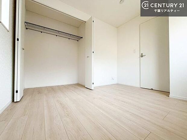 住空間をすっきり使うためには必須ポイントの収納スペースですよね。是非現地でご確認ください!
