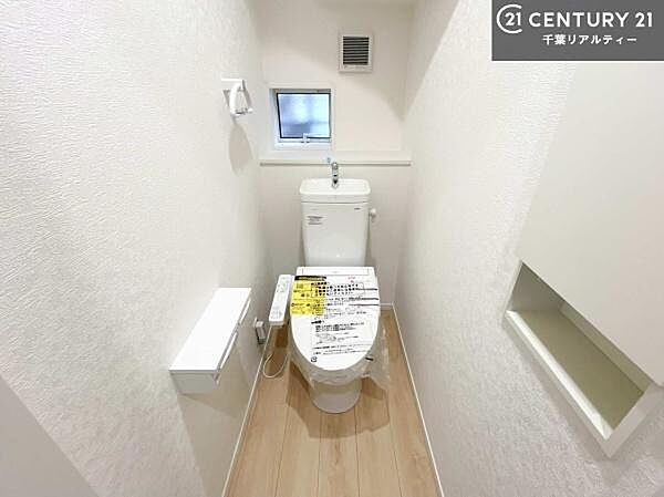 1・2階にトイレがございます！朝の忙しい時間帯も待たずにすみそうですね。白を基調とした清潔感のあるトイレでお手入れがしやすいです！