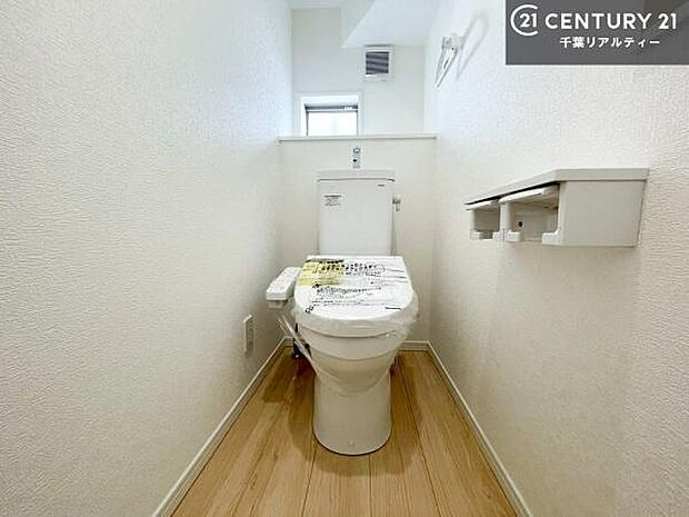 1・2階にトイレがございます!朝の忙しい時間帯も待たずにすみそうですね。白を基調とした清潔感のあるトイレでお手入れがしやすいです!