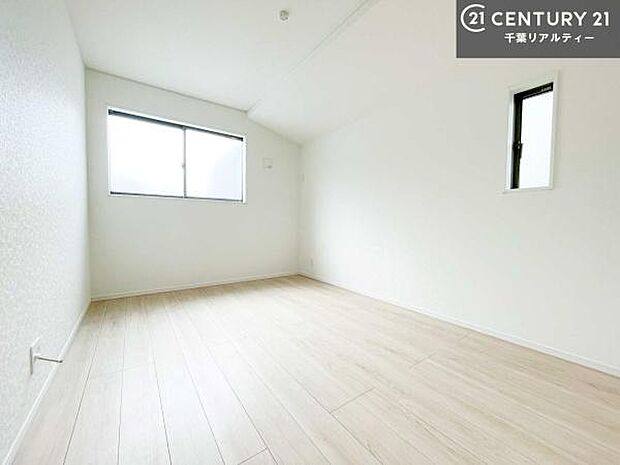 掃き出し窓がないお部屋は、お子様のお部屋としても安心です!収納スペースも充実しているので散らかったお部屋をサッと片付けられます!